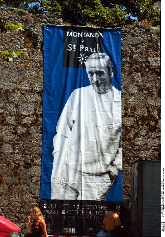 Dans le sud de la France
Exposition affiche Yves Montand à Saint-Paul de Vence