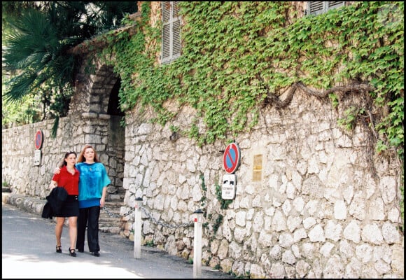 Archives - Aurore Drossart avec sa mère Anne sur les traces d'Yves Montand, dans le village de Saint-Paul de Vence.