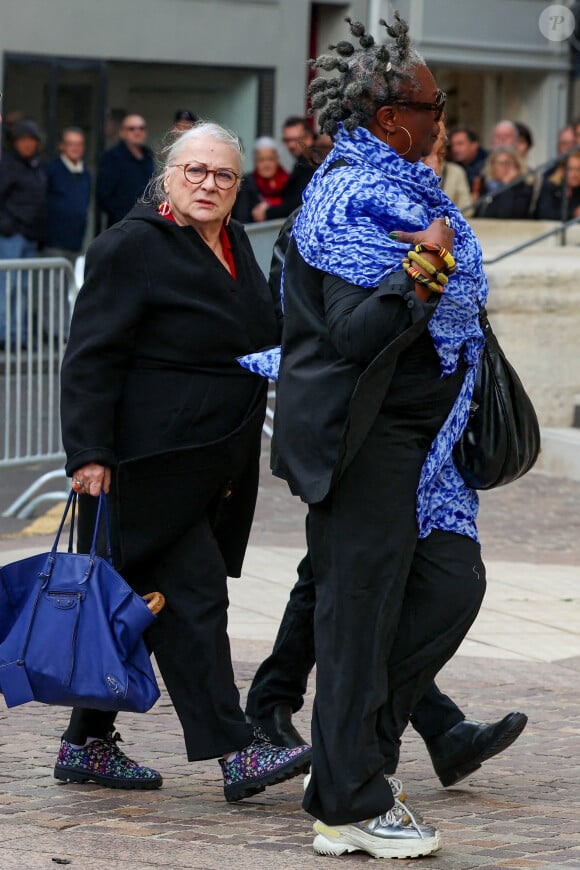 Josiane Balasko et Firmine Richard - Obsèques de Michel Blanc en l'église Saint-Eustache à Paris, le 10 octobre 2024. © Moreau / Jacovides / Bestimage