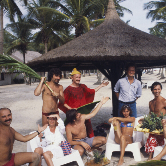 La troupe du Splendid au complet sur le tournage du film "Les Bronzés" : Gérard Jugnot, Dominique Lavanant, Bruno Moynot, Marie-Anne Chazel, Thierry Lhermitte, Josiane Balasko et Christian Clavier au premier plan, Martin Lamotte, Michel Blanc et Jean-Claude Colin (photographe de Télé 7 Jours) au second plan (debout). © Jean-Claude Colin via Bestimage