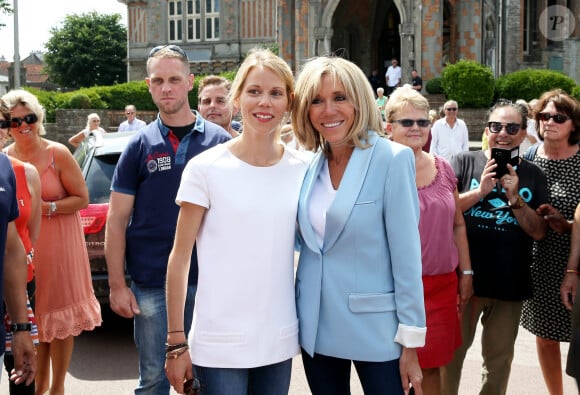 La première dame Brigitte Macron (Trogneux) et sa fille Tiphaine Auzière vont voter à la mairie du Touquet pour le second tour des législatives, au Touquet le 18 juin 2017. © Sébastien Valiela-Dominique Jacovides/Bestimage 