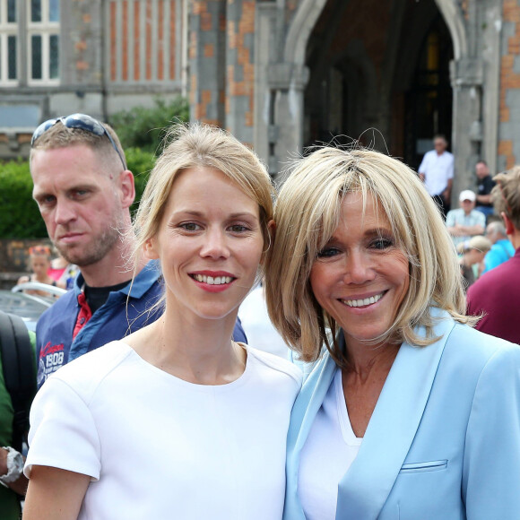 La première dame Brigitte Macron (Trogneux) et sa fille Tiphaine Auzière vont voter à la mairie du Touquet pour le second tour des législatives, au Touquet le 18 juin 2017. © Sébastien Valiela-Dominique Jacovides/Bestimage 