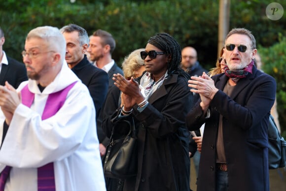 Ramatoulaye Diop, la compagne du défunt, Jean-Paul Rouve - Sortie des Obsèques de Michel Blanc en l'église Saint-Eustache à Paris, le 10 octobre 2024. © Moreau / Jacovides / Bestimage 