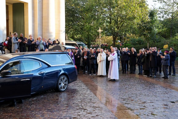 Ramatoulaye Diop, la compagne du défunt, Jean-Paul Rouve, Jean-Michel Ribes applaudissent le cercueil de M.Blanc à la sortie de l'Eglise - Sortie des Obsèques de Michel Blanc en l'église Saint-Eustache à Paris, le 10 octobre 2024. © Moreau / Jacovides / Bestimage 