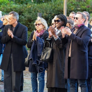 Mais un fan s'est fait remarquer également
Ramatoulaye Diop, la compagne du défunt, Jean-Paul Rouve, Jean-Michel Ribes - Sortie des Obsèques de Michel Blanc en l'église Saint-Eustache à Paris, le 10 octobre 2024. © Moreau / Jacovides / Bestimage 