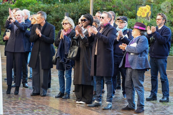 Mais un fan s'est fait remarquer également
Ramatoulaye Diop, la compagne du défunt, Jean-Paul Rouve, Jean-Michel Ribes - Sortie des Obsèques de Michel Blanc en l'église Saint-Eustache à Paris, le 10 octobre 2024. © Moreau / Jacovides / Bestimage 