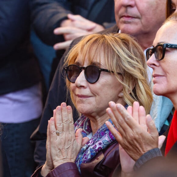 Marie-Anne Chazel et Carole Bouquet - Sortie des Obsèques de Michel Blanc en l'église Saint-Eustache à Paris, le 10 octobre 2024. © Moreau / Jacovides / Bestimage 