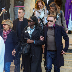 Ramatoulaye Diop, la compagne du défunt, et Jean-Paul Rouve - Sortie des Obsèques de Michel Blanc en l'église Saint-Eustache à Paris, le 10 octobre 2024. © Moreau / Jacovides / Bestimage 