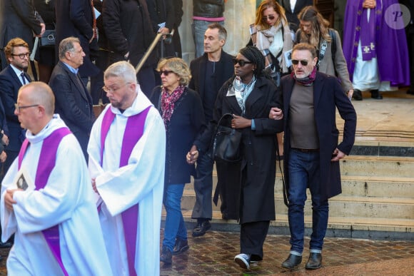 Ramatoulaye Diop, la compagne du défunt, et Jean-Paul Rouve - Sortie des Obsèques de Michel Blanc en l'église Saint-Eustache à Paris, le 10 octobre 2024. © Moreau / Jacovides / Bestimage 