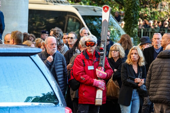 "Puis a entonné la cultissime ritournelle 'Quand te reverrai-je, pays merveilleux ?' [...] L'assistance l'a suivi, en choeur, par deux fois" apprend-on via l'AFP
Un admirateur venu aux obsèques habillé comme le personnage de Jean-Claude Dusse dans le film "Les Bronzés font du ski" - Sortie des Obsèques de Michel Blanc en l'église Saint-Eustache à Paris, le 10 octobre 2024. © Moreau / Jacovides / Bestimage 