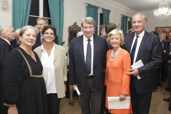 Exclusif - Laure Darcos, Caroline Meffre, Xavier Darcos, Priscilla et Edouard de Lamaze lors du dîner annuel de la Revue des Deux Mondes à la Maison de l'Amérique Latine à Paris le 8 octobre 2024. © Jack Tribeca / Bestimage