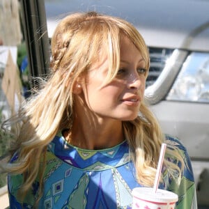 Voici les "3 choses que vous ne devez surtout pas faire si vous voulez perdre du poids, et par la même occasion rester en bonne santé".
Nicole Richie à un fast food en train de prendre une boisson gazeuse