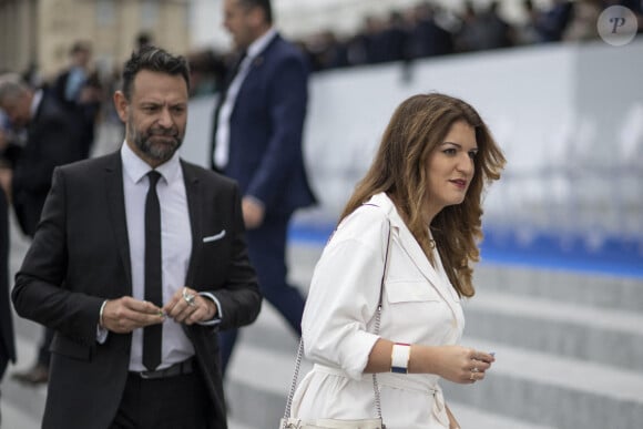 Matthias Savignac et Marlene Schiappa lors du défilé militaire du Jour de la Bastille sur l'avenue des Champs-Élysées à Paris, le 14 juillet 2023. Photo par Eliot Blondet/ABACAPRESS.COM