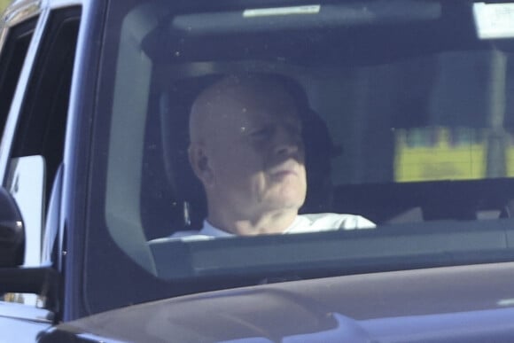 L'état de santé de l'acteur est régulièrement suivi par un neurologue spécialisé
Exclusif - Bruce Willis se balade avec son chauffeur en SUV à Los Angeles