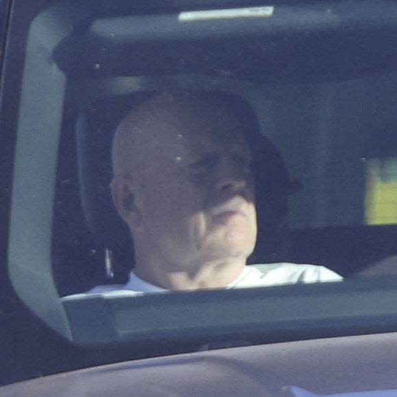 L'état de santé de l'acteur est régulièrement suivi par un neurologue spécialisé
Exclusif - Bruce Willis se balade avec son chauffeur en SUV à Los Angeles
