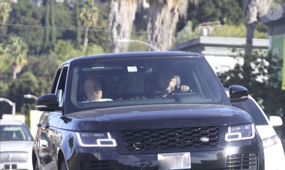 Exclusif - Bruce Willis se balade avec son chauffeur en SUV à Los Angeles