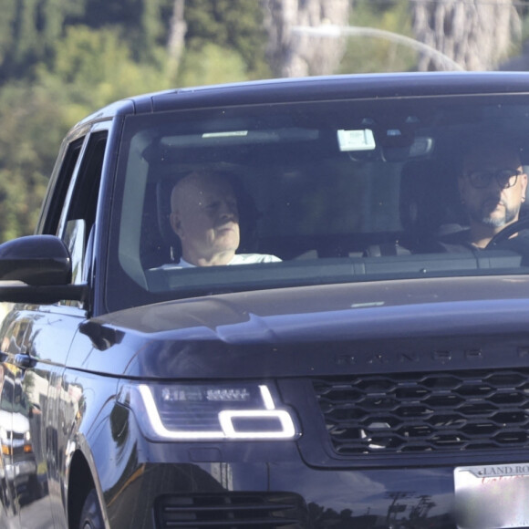 Exclusif - Bruce Willis se balade avec son chauffeur en SUV à Los Angeles