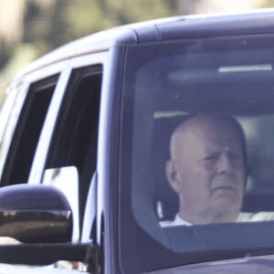 Ce jour-là, le comédien a été vu en train de se balader avec son chauffeur en SUV dans les rues de Los Angeles
Exclusif - Bruce Willis se balade avec son chauffeur en SUV à Los Angeles