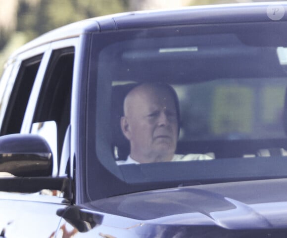 Ce jour-là, le comédien a été vu en train de se balader avec son chauffeur en SUV dans les rues de Los Angeles
Exclusif - Bruce Willis se balade avec son chauffeur en SUV à Los Angeles