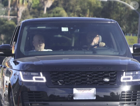 Exclusif - Bruce Willis se balade avec son chauffeur en SUV à Los Angeles