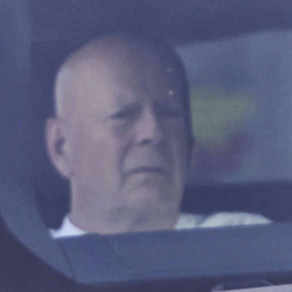 Bruce Willis est une ancienne tête d'affiche du cinéma hollywoodien
Exclusif - Bruce Willis se balade avec son chauffeur en SUV à Los Angeles