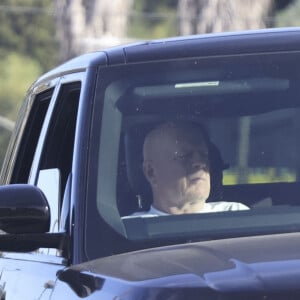 Extrêmement discret depuis l'annonce de sa retraite, Bruce Willis a été aperçu en public le vendredi 11 octobre 2024
Exclusif - Bruce Willis se balade avec son chauffeur en SUV à Los Angeles