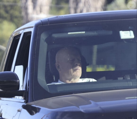 Extrêmement discret depuis l'annonce de sa retraite, Bruce Willis a été aperçu en public le vendredi 11 octobre 2024
Exclusif - Bruce Willis se balade avec son chauffeur en SUV à Los Angeles