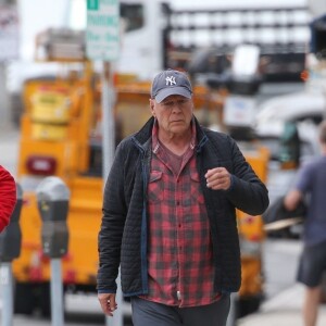 Exclusif - Bruce Willis profite de la brise océanique alors qu'il est aperçu en train de prendre son petit-déjeuner avec quelques amis à Santa Monica le 18 décembre 2023.