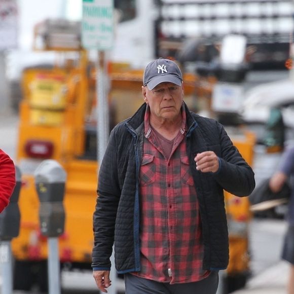 Exclusif - Bruce Willis profite de la brise océanique alors qu'il est aperçu en train de prendre son petit-déjeuner avec quelques amis à Santa Monica le 18 décembre 2023.