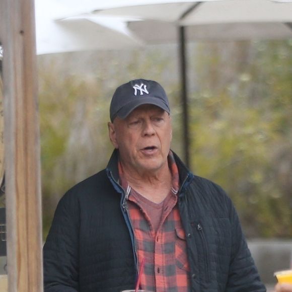 Exclusif - Bruce Willis profite de la brise océanique alors qu'il est aperçu en train de prendre son petit-déjeuner avec quelques amis à Santa Monica le 18 décembre 2023.