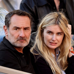 Gilles Lellouche, sa compagne Alizée Guinochet - Célébrités dans les tribunes de la finale homme des Internationaux de France de tennis de Roland Garros 2024 à Paris le 9 juin 2024. © Jacovides-Moreau/Bestimage 