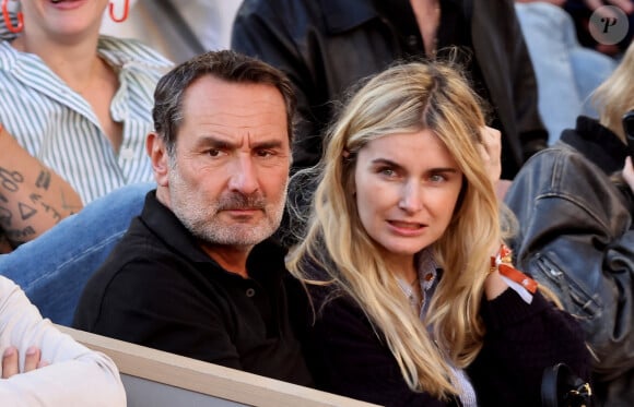 Gilles Lellouche, sa compagne Alizée Guinochet - Célébrités dans les tribunes de la finale homme des Internationaux de France de tennis de Roland Garros 2024 à Paris le 9 juin 2024. © Jacovides-Moreau/Bestimage 