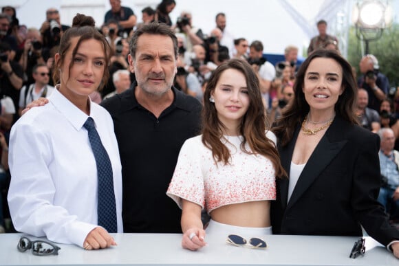 En avril 2024, " L'Amour ouf " est sélectionné au prestigieux Festival de Cannes, une consécration pour Lellouche et son équipe...
Adele Exarchopoulos, Gilles Lellouche, Mallory Wanecque et Elodie Bouchez assistent au Photocall de L'Amour Ouf dans le cadre du 77ème Festival International du Film de Cannes à Cannes, France, le 24 mai 2024. Photo par Aurore Marechal/ABACAPRESS.COM