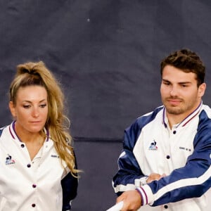 La cycliste Pauline Ferrand-Prévot et le rugbyman Antoine Dupont, porte-drapeau de la délégation française - Cérémonie de clôture des Jeux Olympiques de Paris 2024 au stade de France à Saint-Denis, le 11 août 2024. © Jacovides-Perusseau / Bestimage