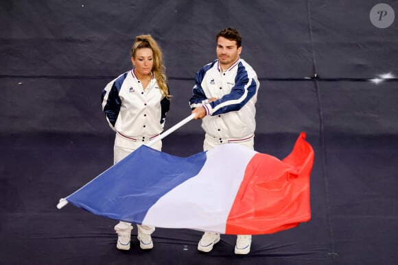 La cycliste Pauline Ferrand-Prévot et le rugbyman Antoine Dupont, porte-drapeau de la délégation française - Cérémonie de clôture des Jeux Olympiques de Paris 2024 au stade de France à Saint-Denis, le 11 août 2024. © Jacovides-Perusseau / Bestimage