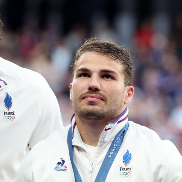 "Et il n'arrive toujours pas à passer les quarts de finale. C'est étrange", balance un autre sur l'échec d'Antoine Dupont à la Coupe du monde 2023

Antoine Dupont - La France remporte la finale en Rugby à 7 après sa victoire face à Fidji (et sa première médaille d'or) lors des Jeux Olympiques (JO) de Paris 2024 au Stade de France à Saint-Denis, Seine Saint-Denis, France, le 27 juillet 2024. © Jacovides-Perusseau/Bestimage