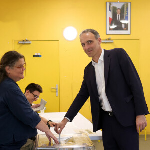 Ce mardi 15 octobre 2024, l'euro-député fête son 45ème anniversaire. Un bel événement qu'il fêtera très certainement avec son entourage. 
Raphael Glucksmann, député européen et co-président du mouvement Place Publique vote lors du premier tour des élections législatives, le 30 juin 2024. Paris, France, le 30 juin 2024. © Stéphane Lemouton / Bestimage