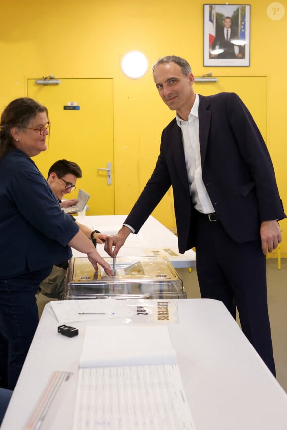 Ce mardi 15 octobre 2024, l'euro-député fête son 45ème anniversaire. Un bel événement qu'il fêtera très certainement avec son entourage. 
Raphael Glucksmann, député européen et co-président du mouvement Place Publique vote lors du premier tour des élections législatives, le 30 juin 2024. Paris, France, le 30 juin 2024. © Stéphane Lemouton / Bestimage