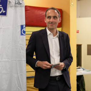 Raphael Glucksmann, député européen et co-président du mouvement Place Publique vote lors du premier tour des élections législatives, le 30 juin 2024. Paris, France, le 30 juin 2024. © Stéphane Lemouton / Bestimage