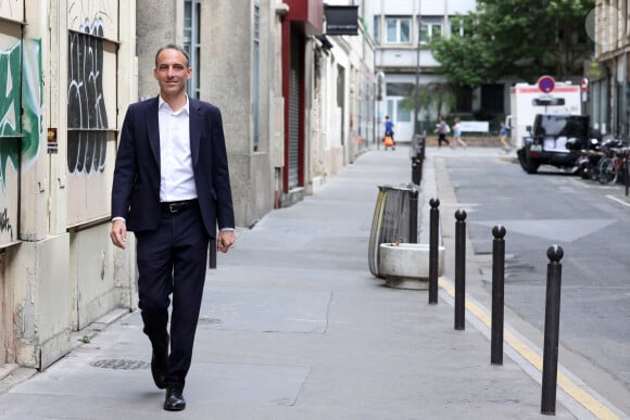 Vivant actuellement dans un appartement "qu'il loue dans le 9ème arrondissement" de Paris, l'homme politique a gardé l'ancien logement de ses parents aujourd'hui décédés.
Raphael Glucksmann, député européen et co-président du mouvement Place Publique, arrive au bureau de vote pour voter lors du premier tour des élections législatives, le 30 juin 2024. Paris, France, le 30 juin 2024. © Stéphane Lemouton / Bestimage