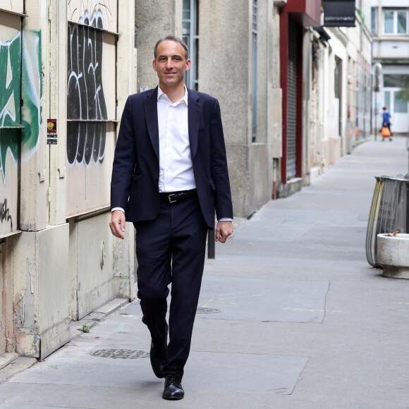 Vivant actuellement dans un appartement "qu'il loue dans le 9ème arrondissement" de Paris, l'homme politique a gardé l'ancien logement de ses parents aujourd'hui décédés.
Raphael Glucksmann, député européen et co-président du mouvement Place Publique, arrive au bureau de vote pour voter lors du premier tour des élections législatives, le 30 juin 2024. Paris, France, le 30 juin 2024. © Stéphane Lemouton / Bestimage