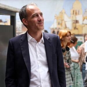 Raphael Glucksmann, député européen et co-président du mouvement Place Publique, fait la queue devant un bureau de vote pour voter lors du premier tour des élections législatives, le 30 juin 2024. Paris, France, le 30 juin 2024. © Stéphane Lemouton / Bestimage 