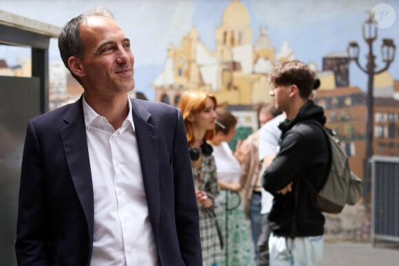 Raphael Glucksmann, député européen et co-président du mouvement Place Publique, fait la queue devant un bureau de vote pour voter lors du premier tour des élections législatives, le 30 juin 2024. Paris, France, le 30 juin 2024. © Stéphane Lemouton / Bestimage 