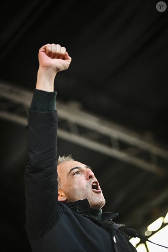 Raphael Glucksmann (Député Européen) - Les politiques lors de la manifestation de soutien au peuple ukrainien, place de la République à Paris, suite à l'entrée en guerre de la Russie envers l'Ukraine. Le 5 mars 2022 © JB Autissier / Panoramic / Bestimage  Demonstration of support for the Ukrainian people, Place de la République in Paris, following Russia’s entry into war with Ukraine. On March 5th 2022 