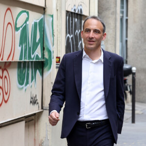 Raphael Glucksmann, député européen et co-président du mouvement Place Publique, fait la queue devant un bureau de vote pour voter lors du premier tour des élections législatives, le 30 juin 2024. Paris, France, le 30 juin 2024. © Stéphane Lemouton / Bestimage