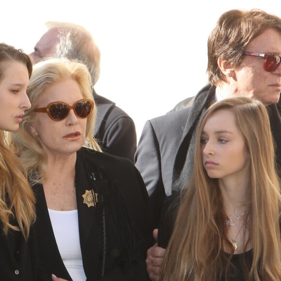 Sylvie Vartan, son mari Tony Scotti et ses petites filles Ilona et Emma (filles de David Hallyday et d'Estelle Lefébure) - Obsèques de Michel Pastor en l'église Saint-Charles à Monaco le 06/02/2014 