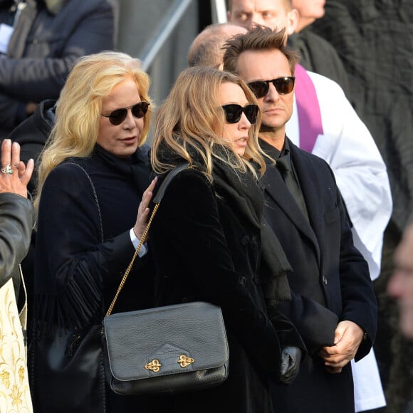 Sylvie Vartan, Laura Smet, David Hallyday - Sorties de l'église de la Madeleine après les obsèques de Johnny Hallyday à Paris le 9 décembre 2017. © Veeren / Bestimage 