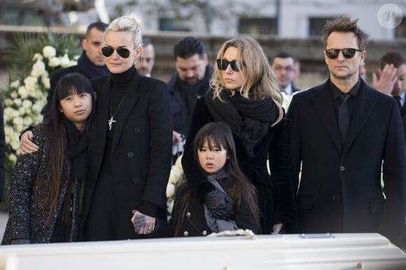 Laeticia Hallyday, ses filles Jade et Joy, Laura Smet et David Hallyday devant le cercueil de Johnny Hallyday à l'église de La Madeleine pour les obsèques de Johnny Hallyday à Paris. Le 9 décembre 2017 