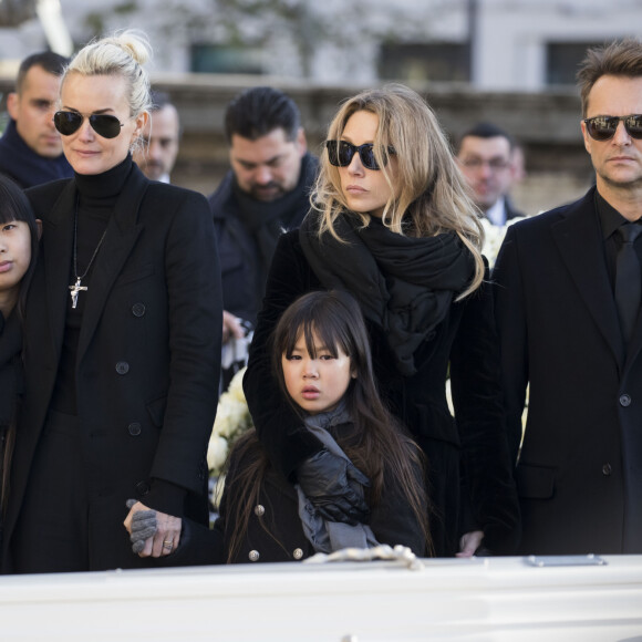 Laeticia Hallyday, ses filles Jade et Joy, Laura Smet et David Hallyday devant le cercueil de Johnny Hallyday à l'église de La Madeleine pour les obsèques de Johnny Hallyday à Paris. Le 9 décembre 2017 