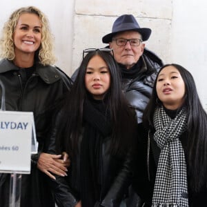 Laeticia Hallyday, ses filles Joy et Jade, Jean-Claude Camus lors de l'inauguration d'une plaque commémorative en hommage à Johnny Hallyday devant l'immeuble où le chanteur français a grandi dans le 9ème arrondissement de Paris, France, le 22 décembre 2023 © Dominique Jacovides/Bestimage